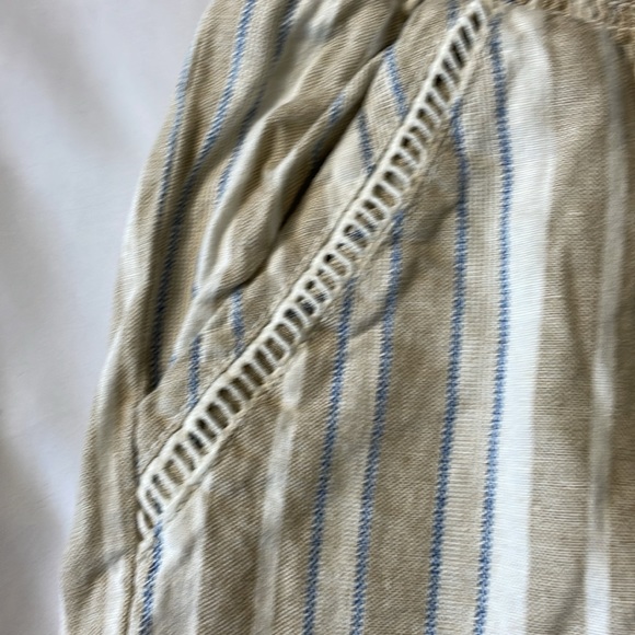 Women’s size medium tan striped Briggs Linen Blend Pull-On Shorts with Pockets - Picture 2 of 8